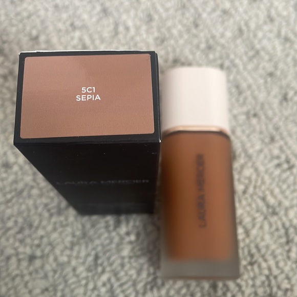 Laura Mercier real flawless weightless perfecting foundation - sepia 5c1 - Picture 2 of 2